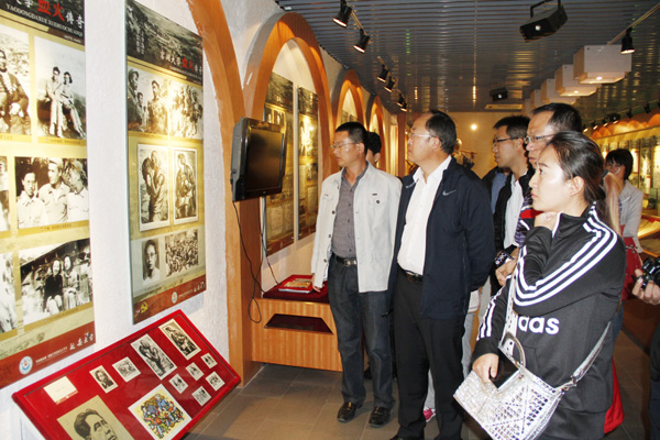 参观校史陈列馆