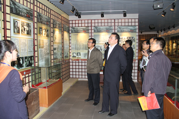 参观校史陈列馆