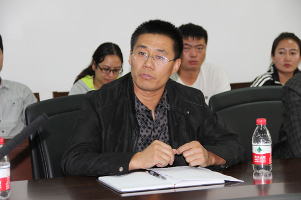 马小惠副部长介绍我校学生日常教育工作情况