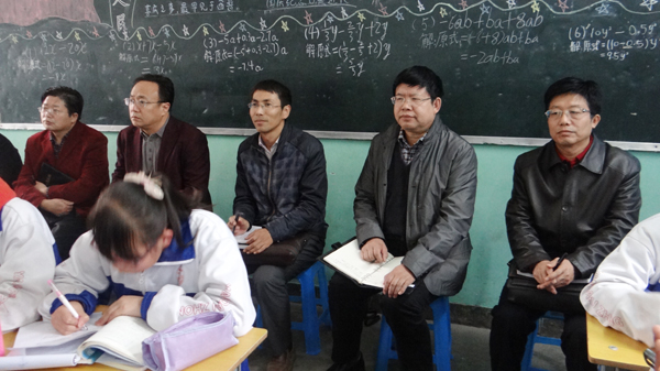 调研组深入课堂听课