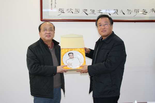崔智林校长向李喆书记赠送纪念品